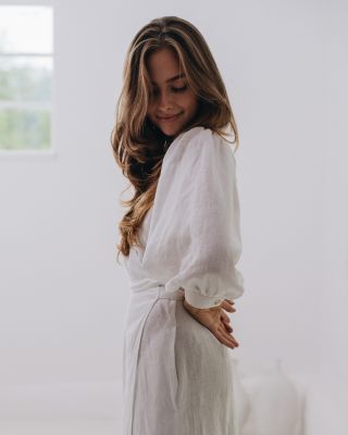 Zavinovací šaty VERONICA nás oblékají už několik let. Stále je všechny milujeme. Nabírané rukávy, řasený živůtek v přední...